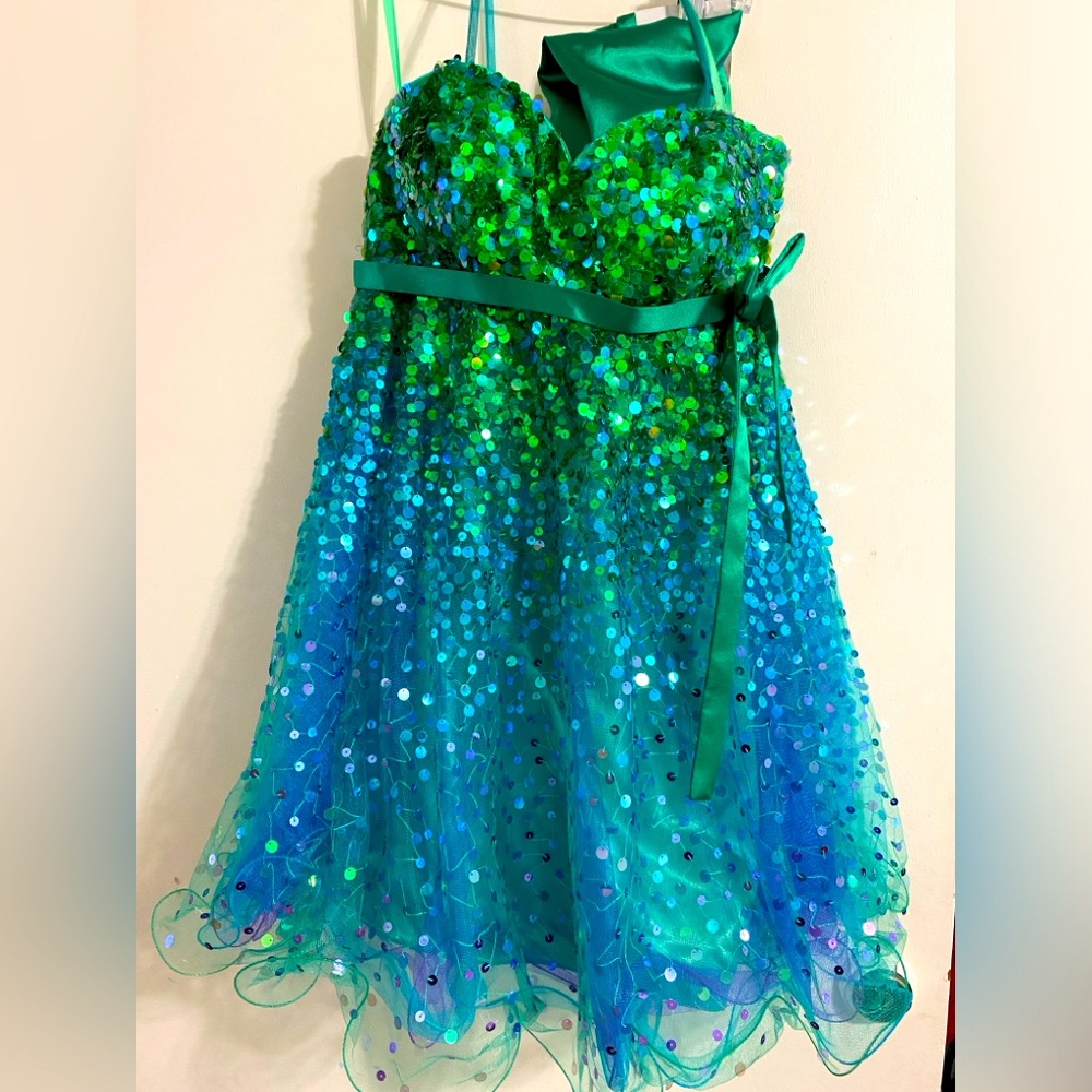 Short and sassy Jovani Formal dress. Blue and green ombré, sequined design.